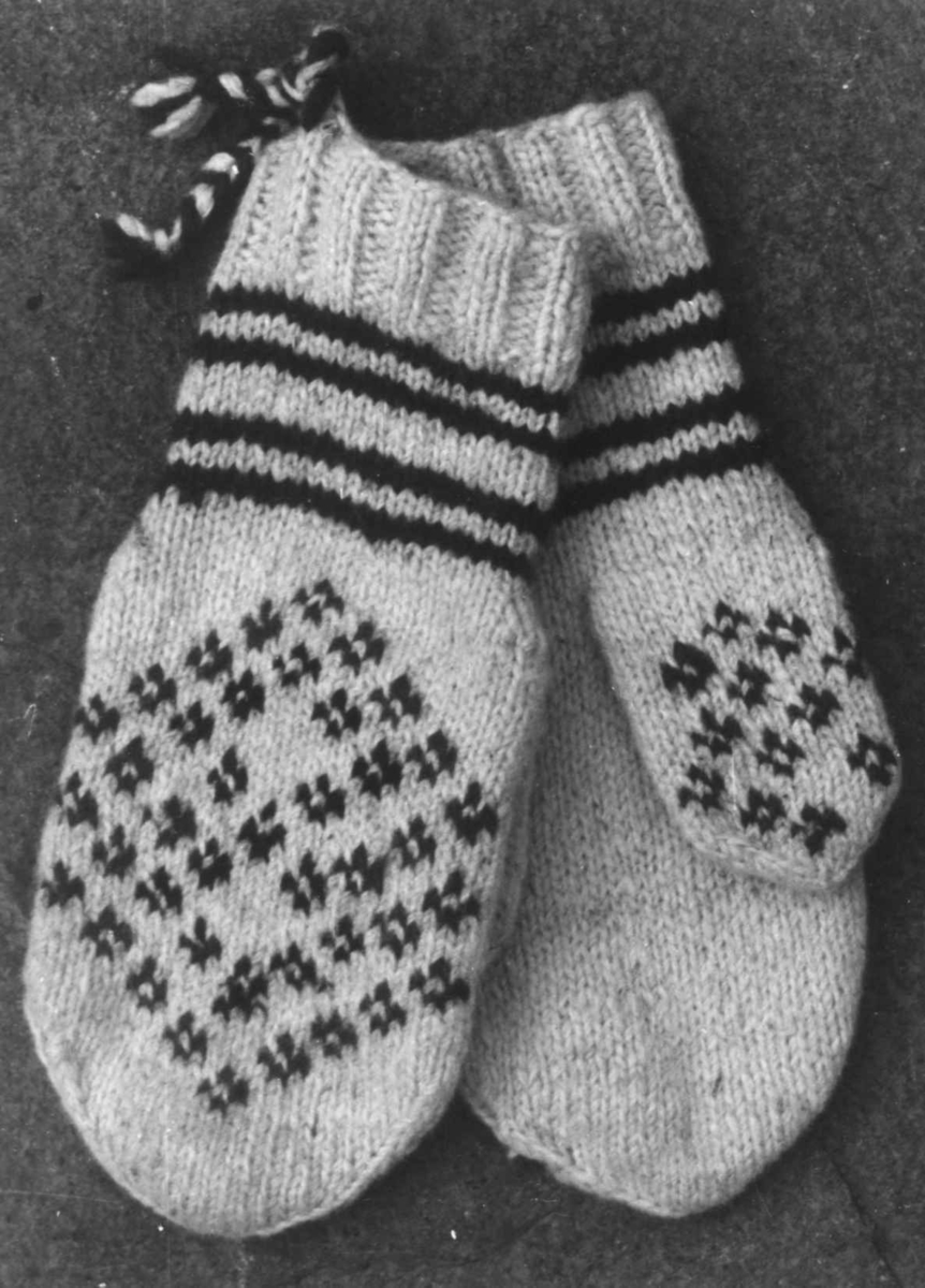 Anna Grostøl, Et par votter med mønsterstrikking. Olderdalen, Kåfjord, Troms 1947.