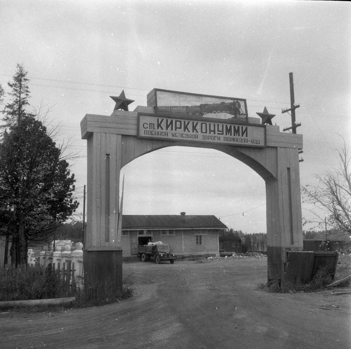 Adolf Skjegstad, Porkala-området sør-vest for Helsingfors i Finland , portal, russisk, jernbanestasjon?