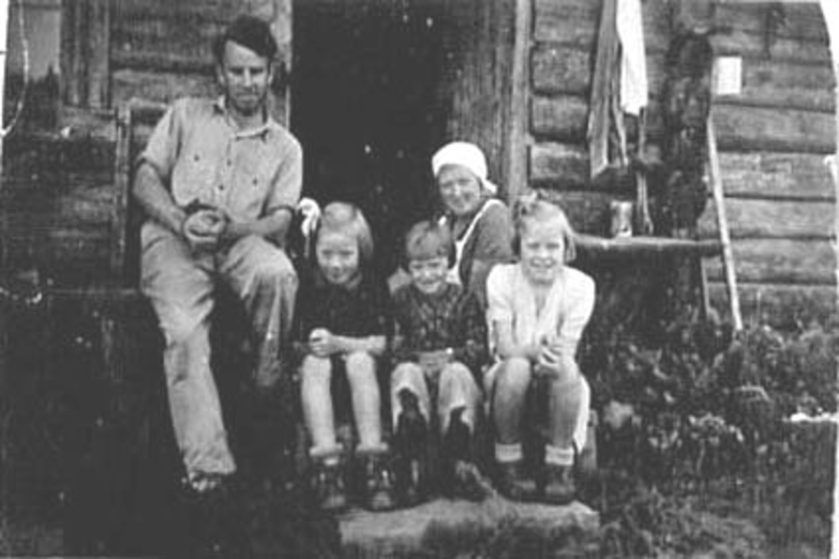 Anno Domkirkeodden, GRUPPE: 5, FAMILIEN GUNDERSEN PÅ TRAPPA PÅ LALUMSVANGEN SETER, BARNA: INGER, ELLEN, ANNE BRITT, LIEN, BJØRG MARIT I MIDTEN.