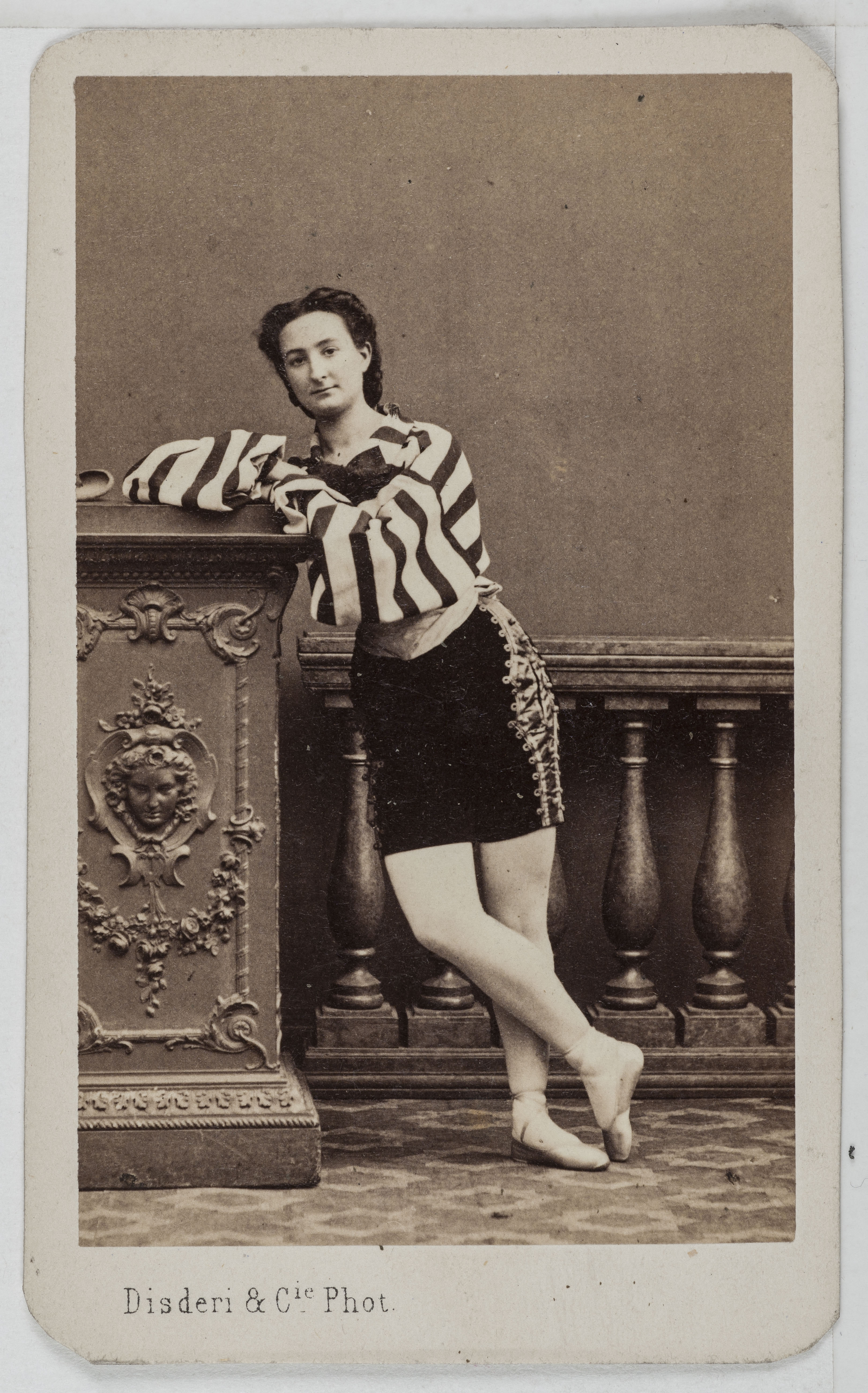 Disderi & Cie, Portrait de Parent, danseuse au Théâtre des Bouffes Parisiens et au Théâtre de la Porte Saint Martin.