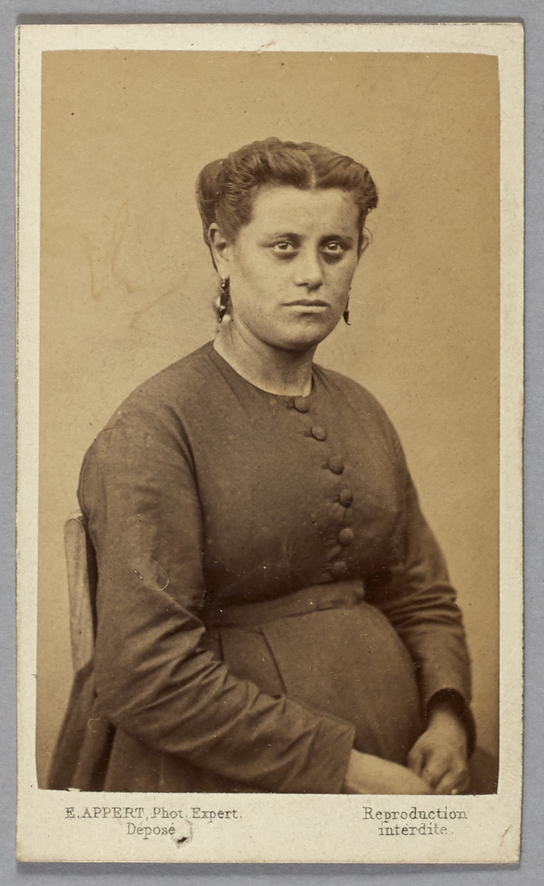 Ernest Charles Appert, Portrait de Petit Louise, pris à la prison des Chantiers à Versailles. Commune de Paris, 1871.