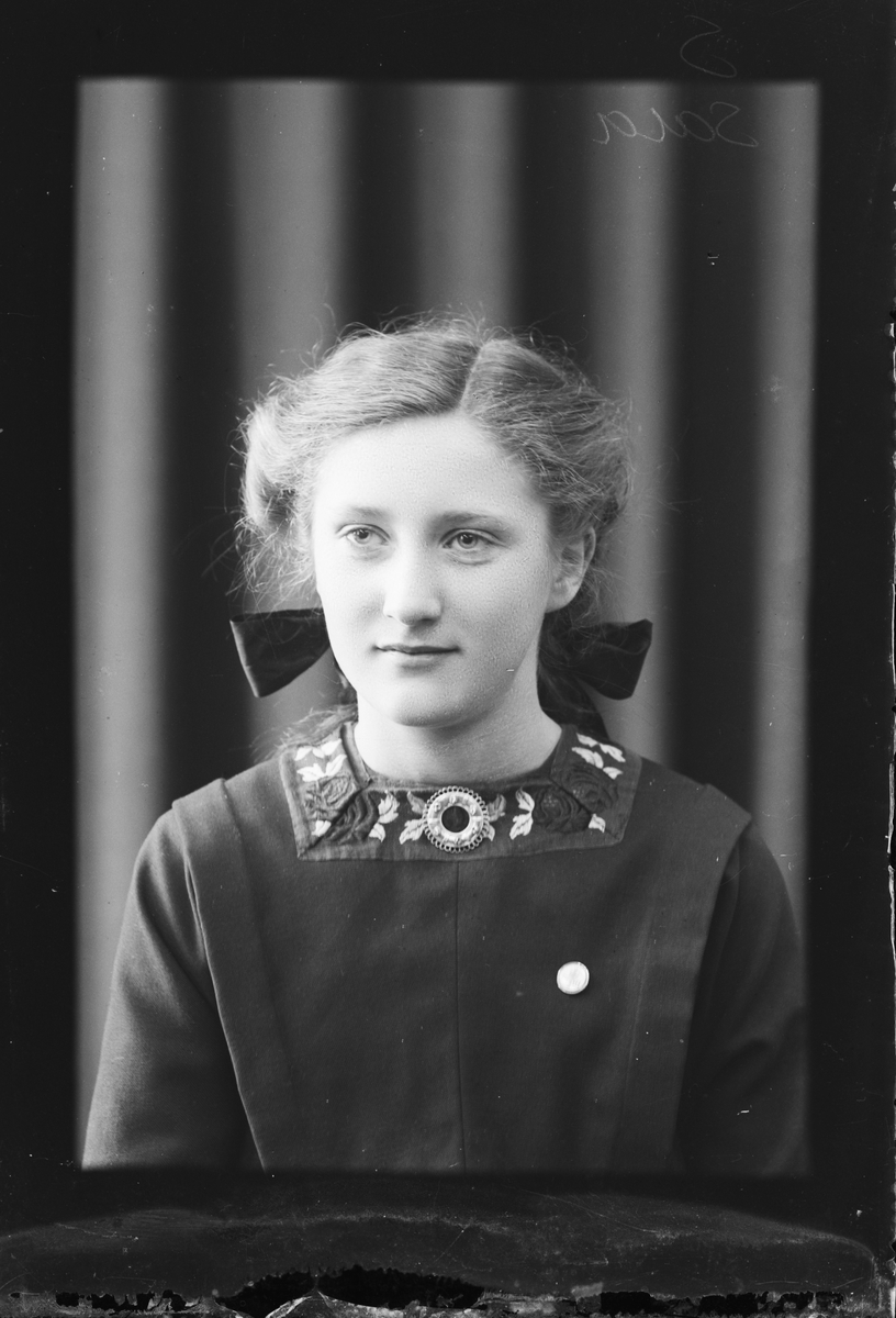 Skötsner-Edhlund, Ateljéporträtt - Sara Edhlund, Östhammar, Uppland