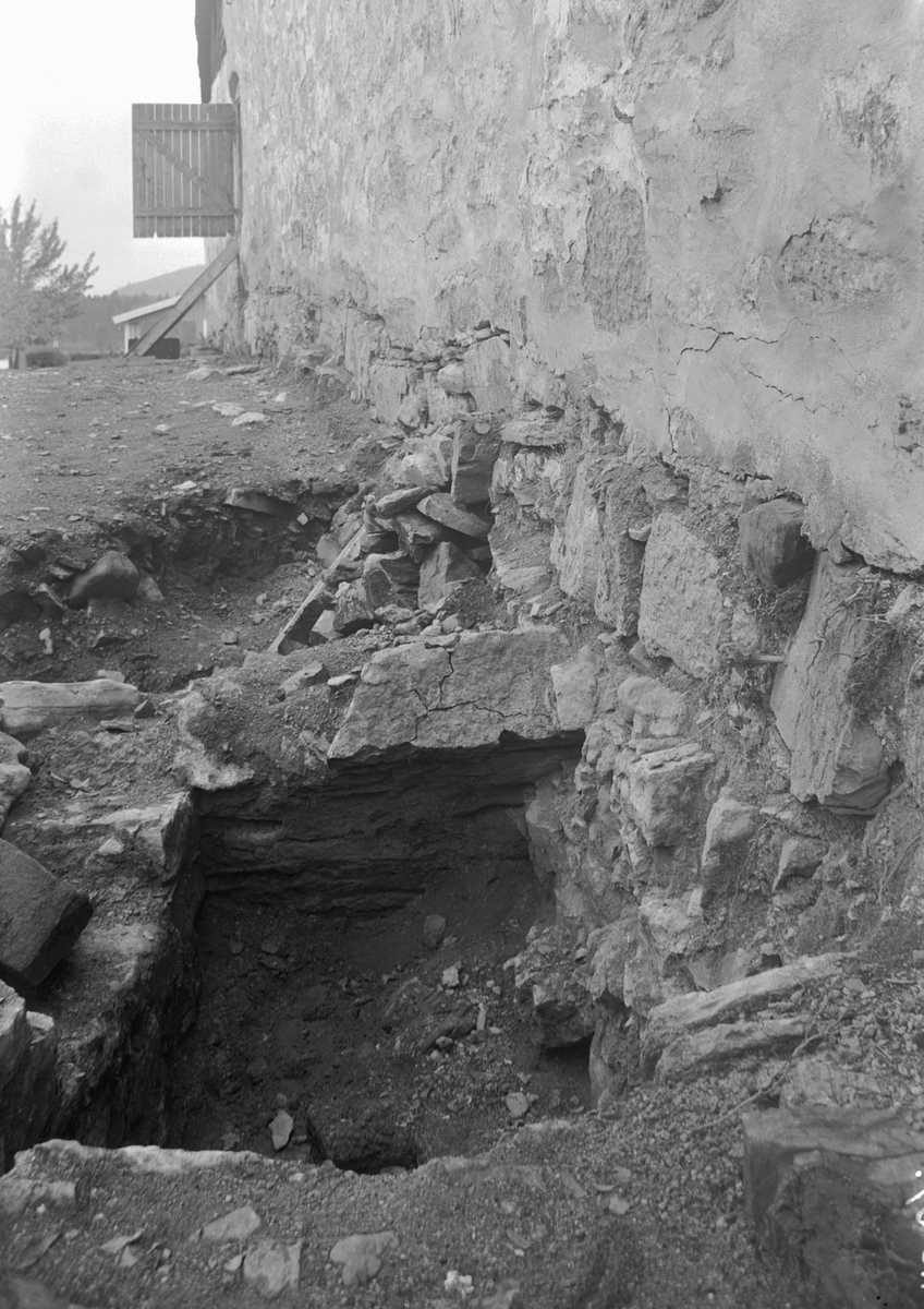 Anno Domkirkeodden, HAMAR BISPEGÅRD, HAMARKAUPANGEN, BORGGÅRDEN, STORHAMARLÅVEN, BISPESTREDET DOMKIRKEODDEN, ARKEOLOGI, GERHARD FISCHER, FOTO NORMANN13. 10. 1948, FOTO 40. Storhamarlåvens vestvegg, den gamle ringmuren, med eldre bygning under.