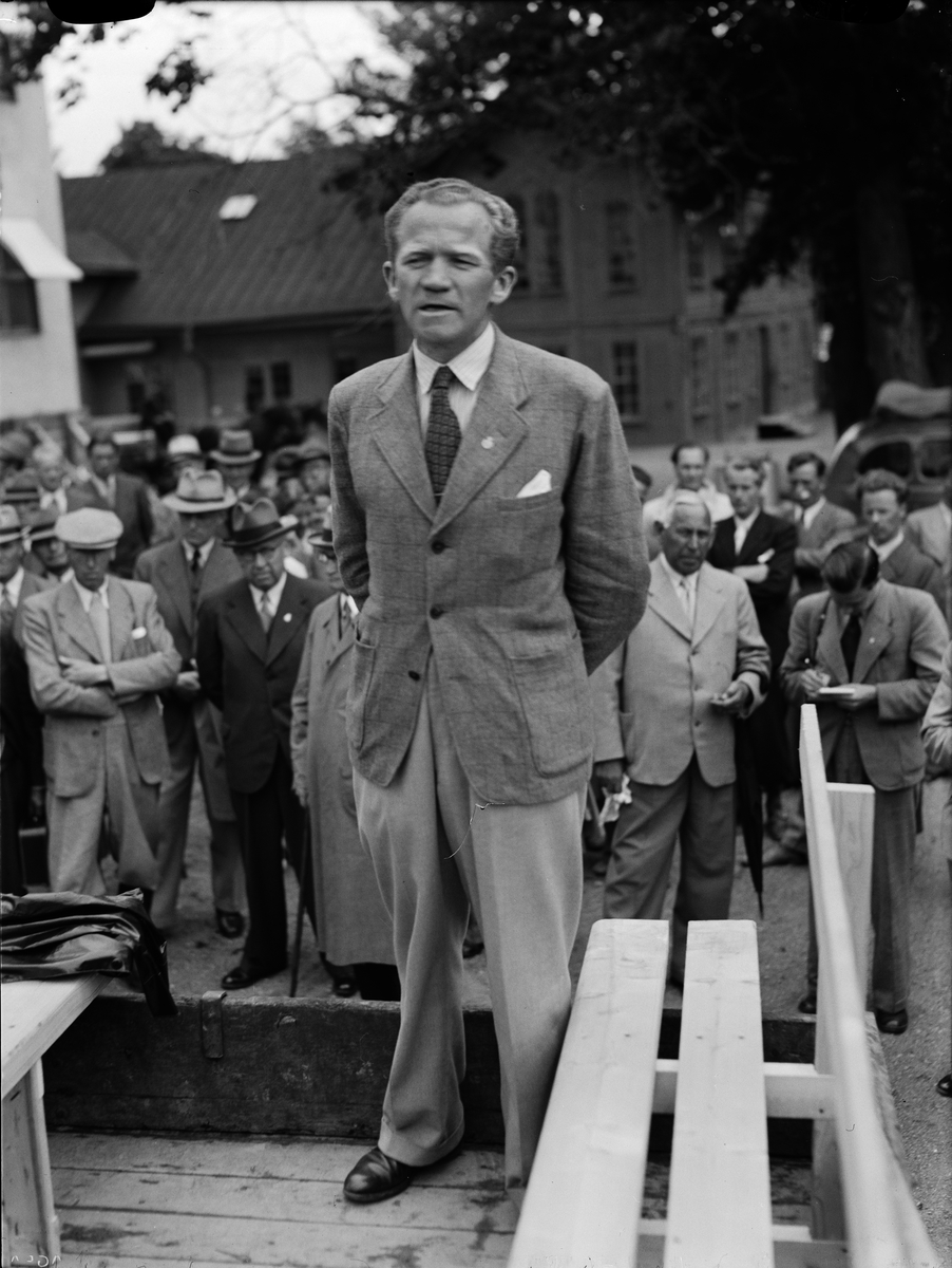 Paul Sandberg, "Försöksdagen samlade sexhundra jordbrukare" - professor G Torstensson håller hälsningstal, Lantbrukshögskolan, Ultuna, Uppsala juli 1942