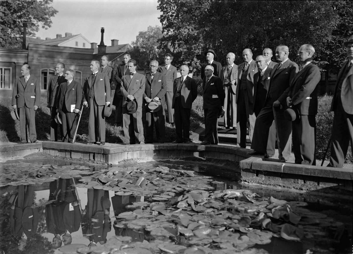Paul Sandberg, Besökare vid näckrosdammen i Linnéträdgården, Uppsala 1941
