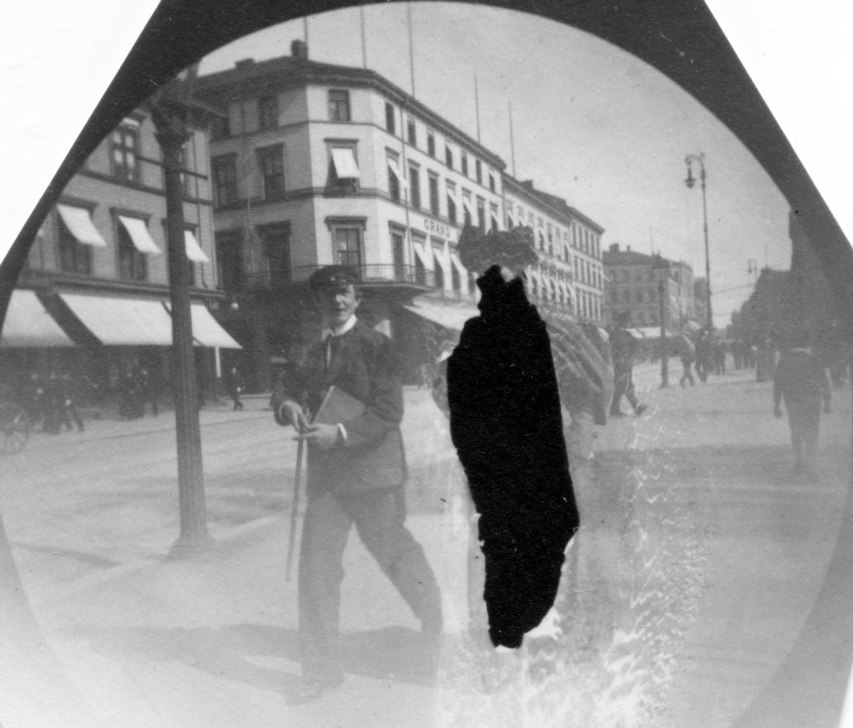Fredrik Carl Mülertz Størmer, Student Bonnevie spaserer langs Karl Johans gate, Oslo. Grand hotell i bakgrunnen.
