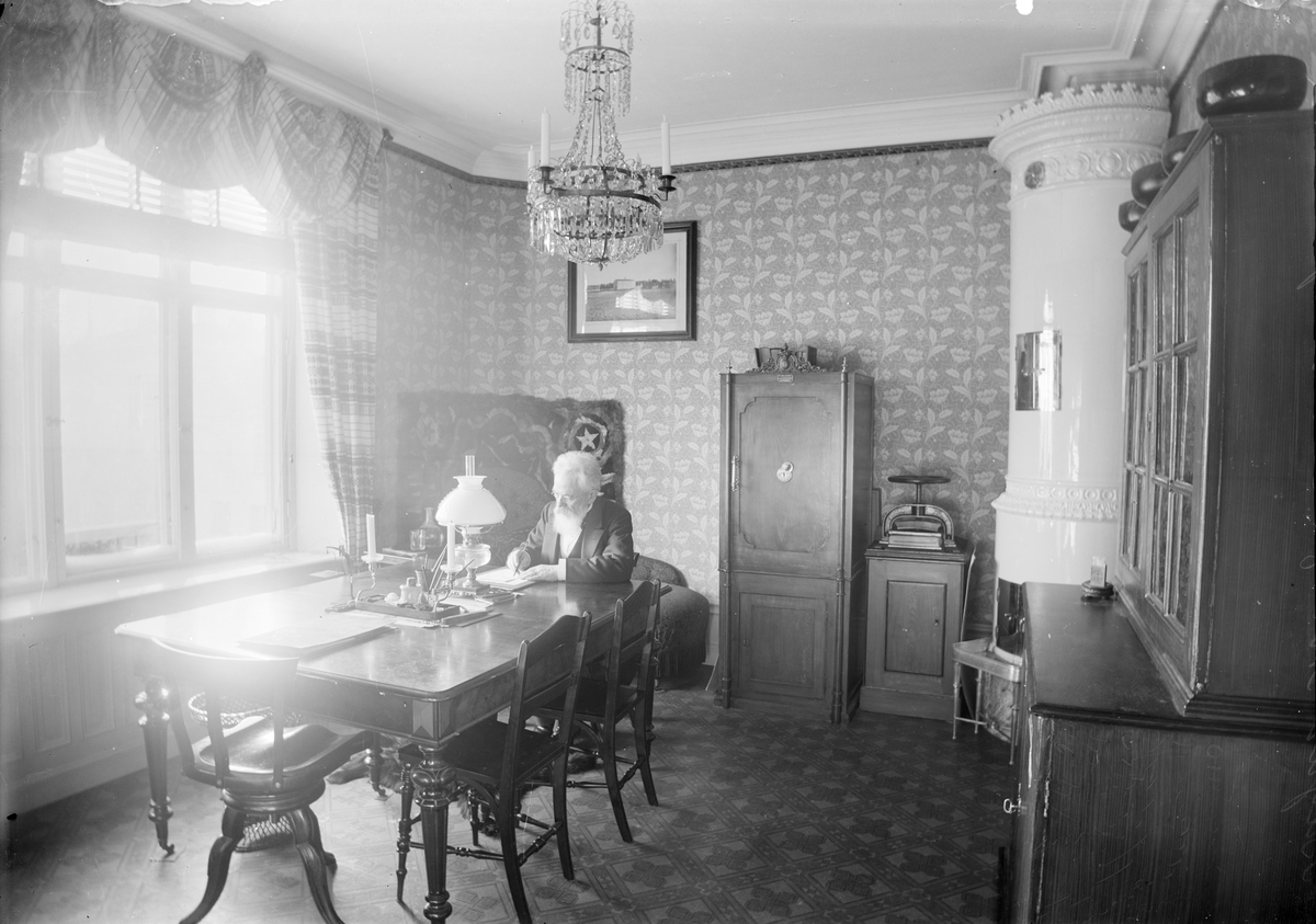 Henri Osti's Fotografiateliér, Bagarmästare Carl Åberg i sitt hem, Övre Slottsgatan 12, Uppsala före 1914