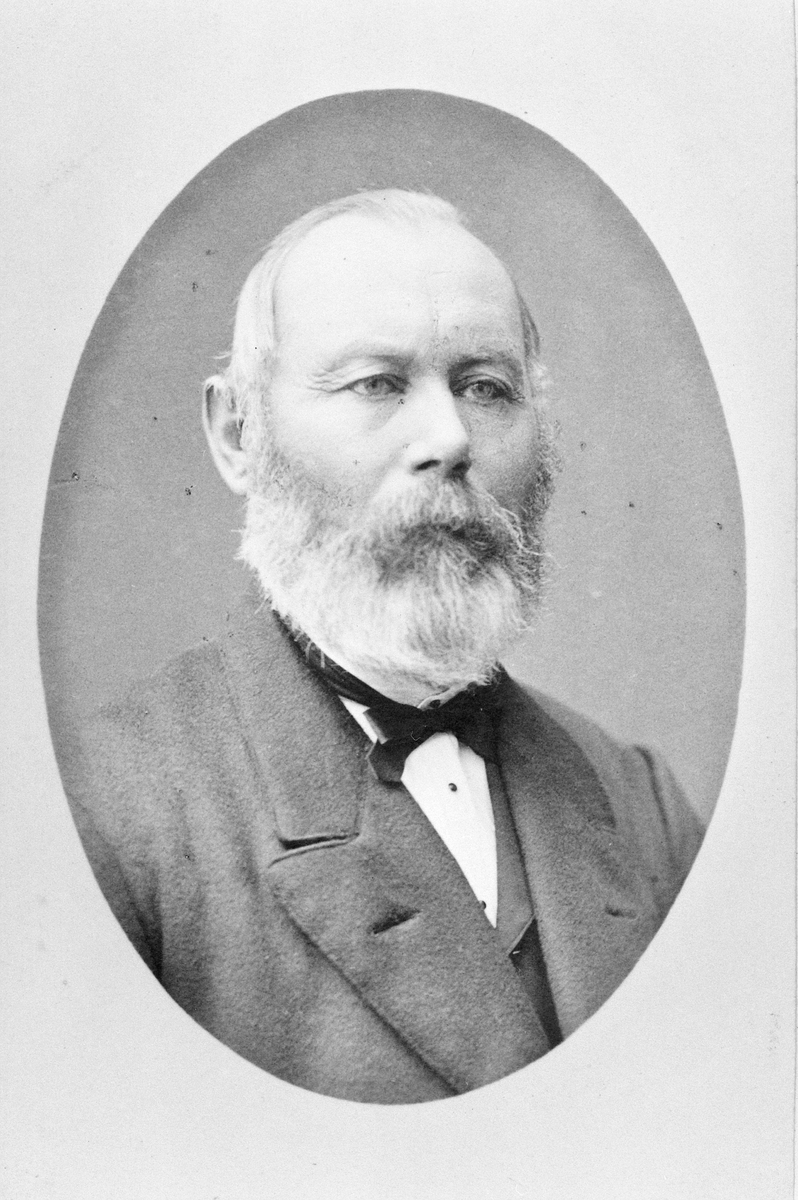 Anno Domkirkeodden, L. JOHANSEN. PORTRETTEIER: OLE KRISTEN SOLBERG, 2340 LØTEN. FOTOGRAF JOH. THORSEN, DRONNINGENSGADE NO. 36, CHRISTIANIA