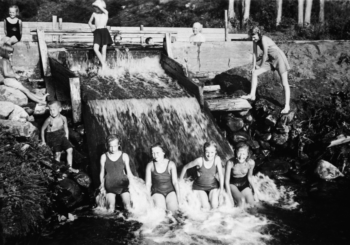 Anno Domkirkeodden, Gruppe barn bader i Kvennveita ved demning, Brumunddal, Ringsaker.