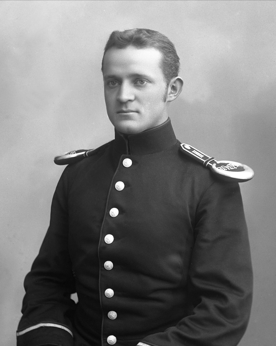 Gustav Borgen, Portrett, mann i kadettuniform.