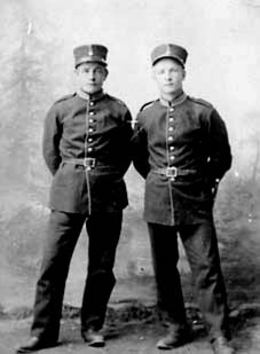 Anno Domkirkeodden, GRUPPE: 2 SOLDATER I UNIFORM, INGENIØRVÅPNET PÅ HVALSMOEN, FRA VENSTRE: MARTINIUS HAAKENSEN, BERNHARD LARSEN, (STANGE)