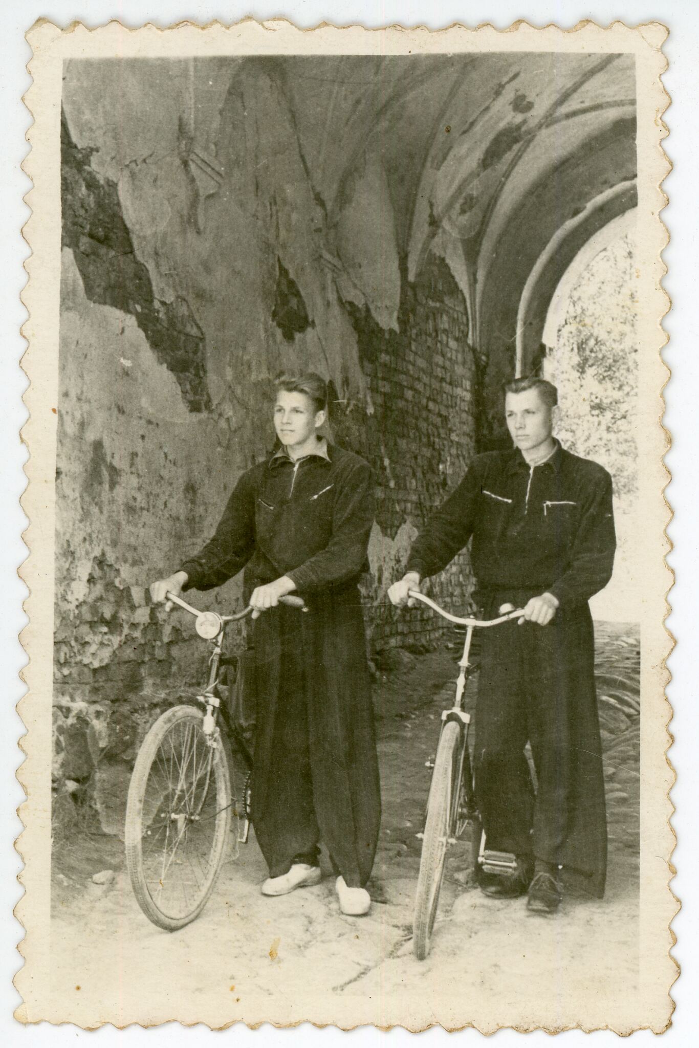 Nežinomas autorius, Prie Kelmės dvaro vartų