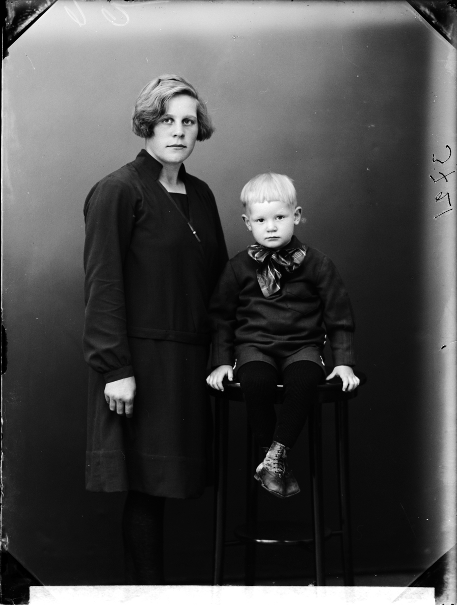 Skötsner-Edhlund, Ateljéporträtt - Kvinna och pojke, Östhammar, Uppland 1929