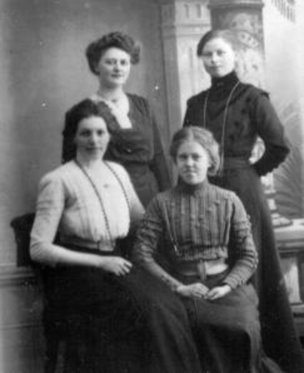 Anno Domkirkeodden, Fire unge damer. Bak er Kristine Helset, Julie Vien (Alhaug). Sittende er Lina Kristiansen, Johanne Dobloug.