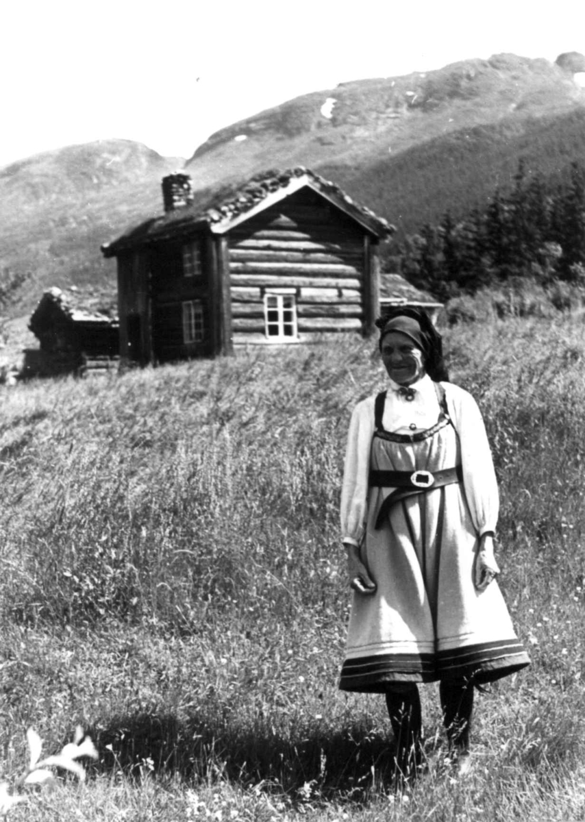 Anna Grostøl, Valle 1939. Portrett av Ingeborg Skeivollen foran huset sitt.