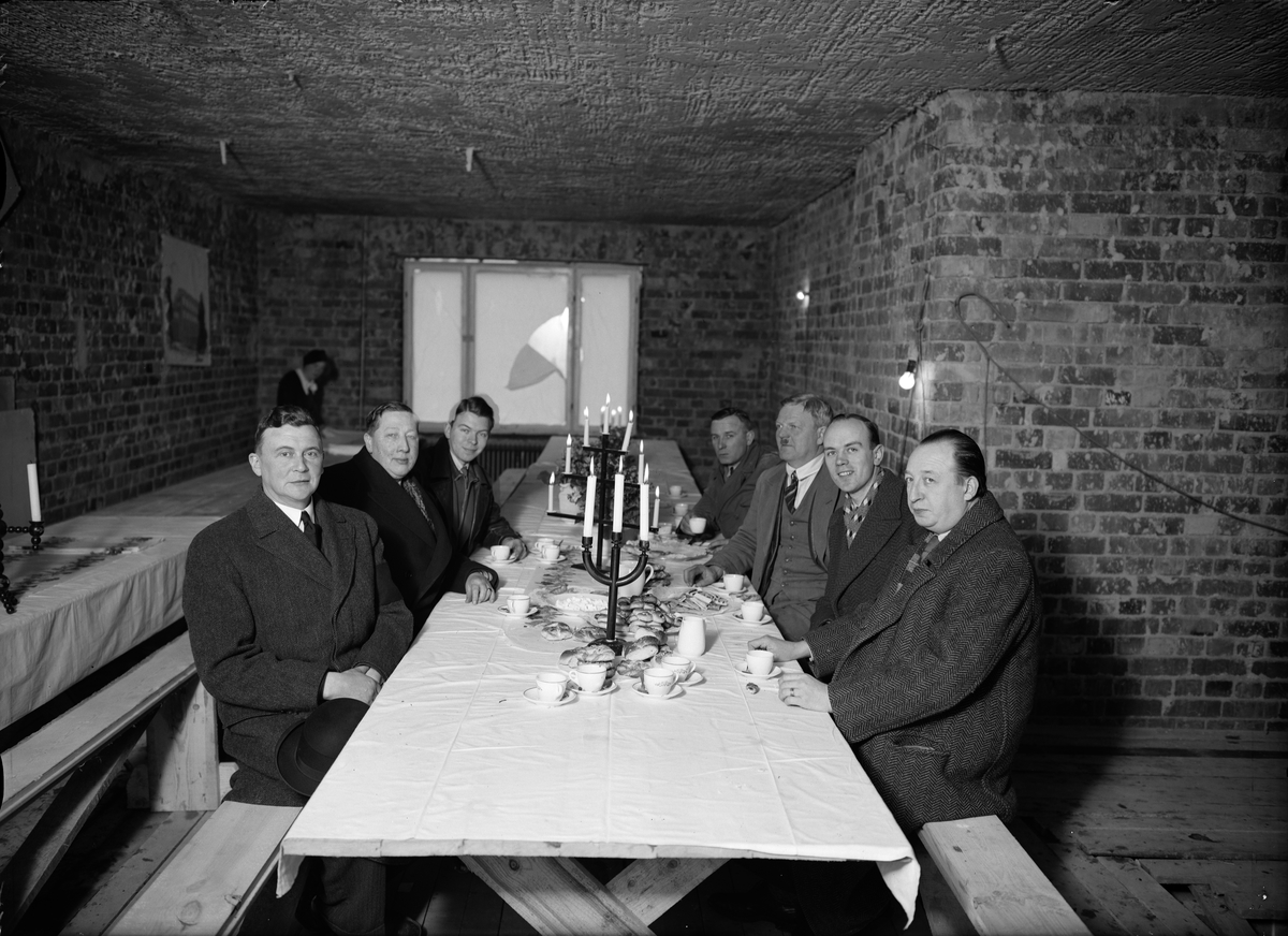Paul Sandberg, King Gunnar Leche and Builder A Johansson on a roofing coffee, the district of Alög, Kvarngärdet, Uppsala 1936
