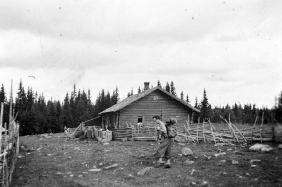 Anno Domkirkeodden, Eksteriør, Døråsen seter, Ringsakerfjellet, Philske sameie, Milorg D-25, mann med ryggsekk.