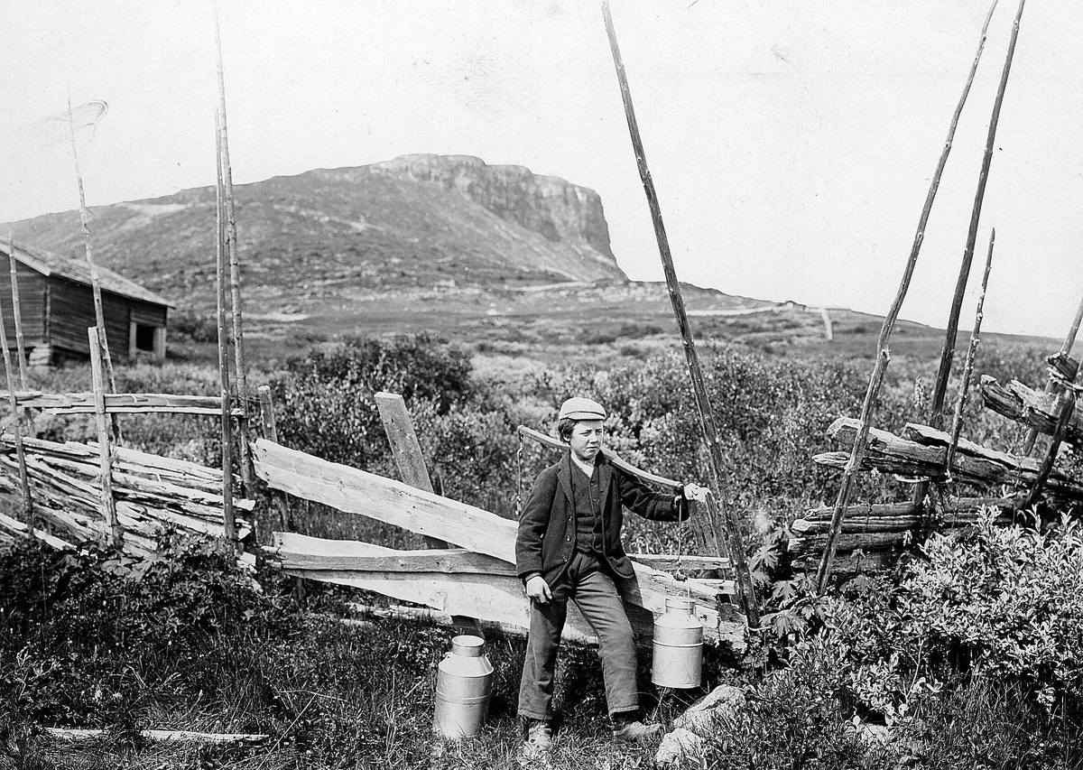 Robert Collett, Gutt ved skigard med åk med 2 melkespann, antatt ved Skeikampen, Gausdal, Oppland. Serie tatt av Robert Collett (1842-1913), amatørfotograf og professor i zoologi.