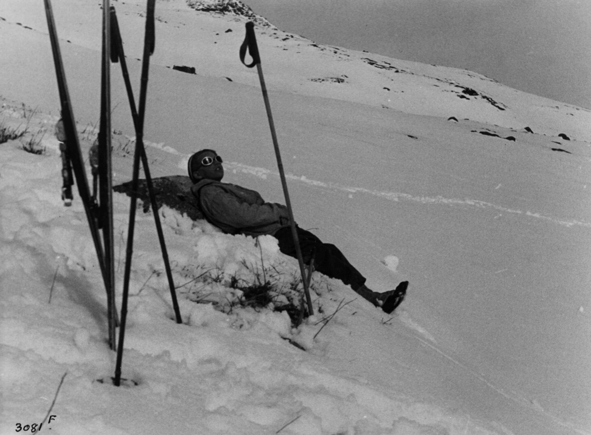 Anders Beer Wilse, Skiløper i Jotunheimen med snødekte fjell og sol.