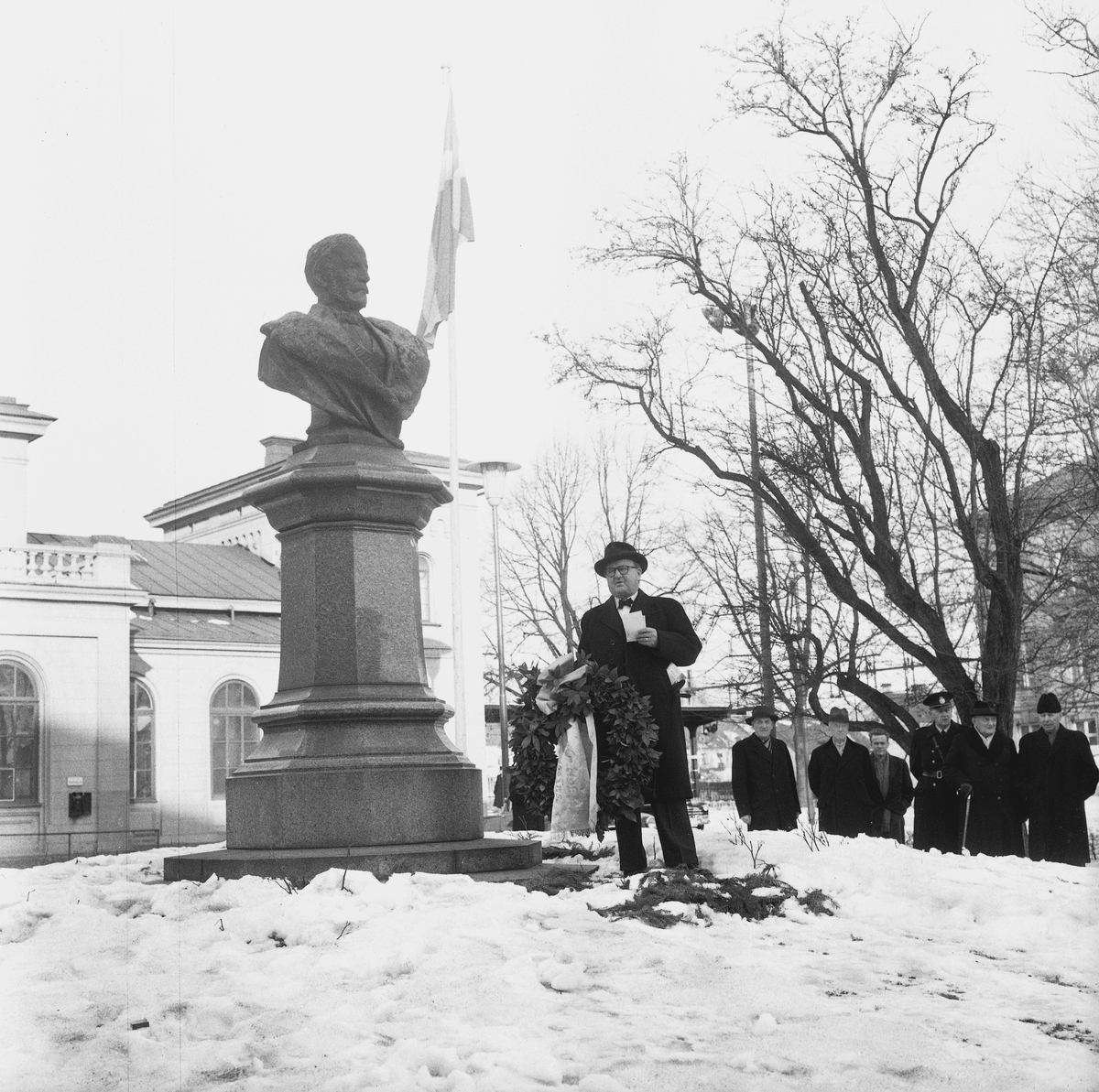 Örebro Kuriren, The railway turns 100. Örebro central station. March 1956.