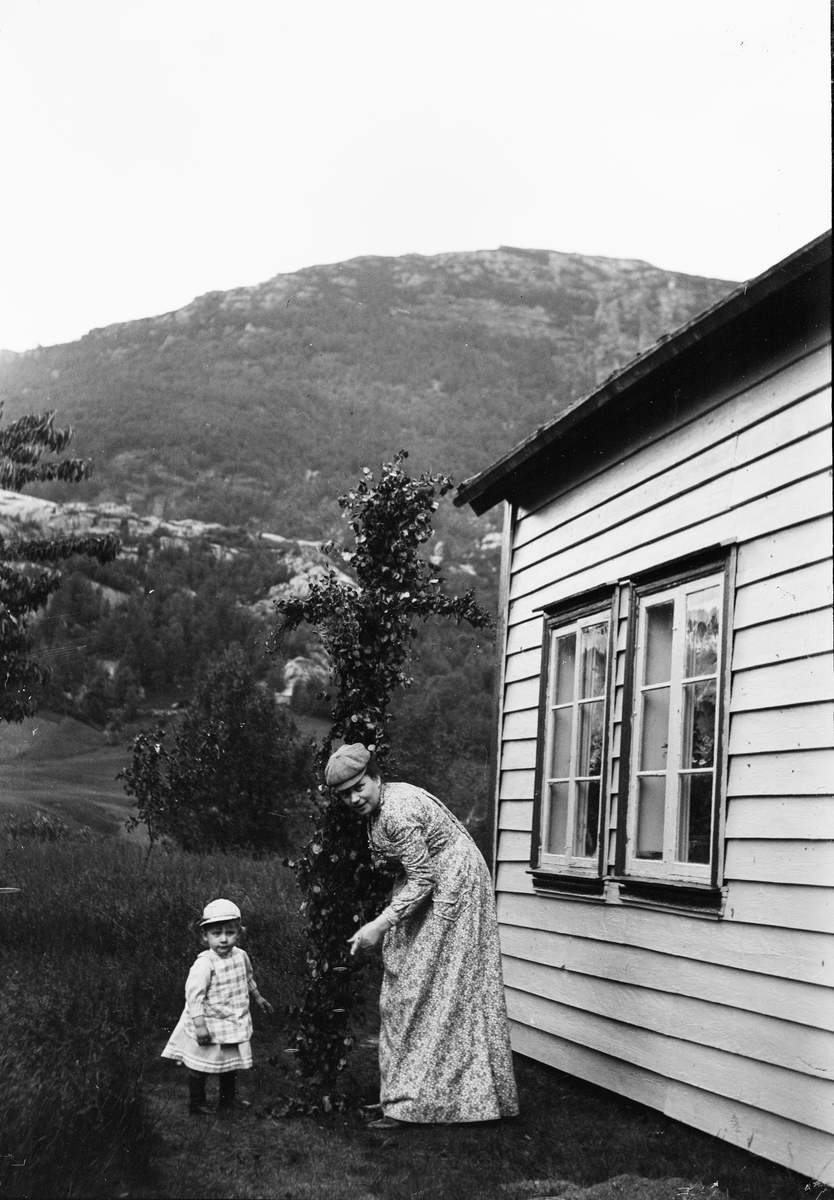 Okänd,, Christiane Liljefors och sannolikt Roland Liljefors framför stugan, sannolikt i Sverige