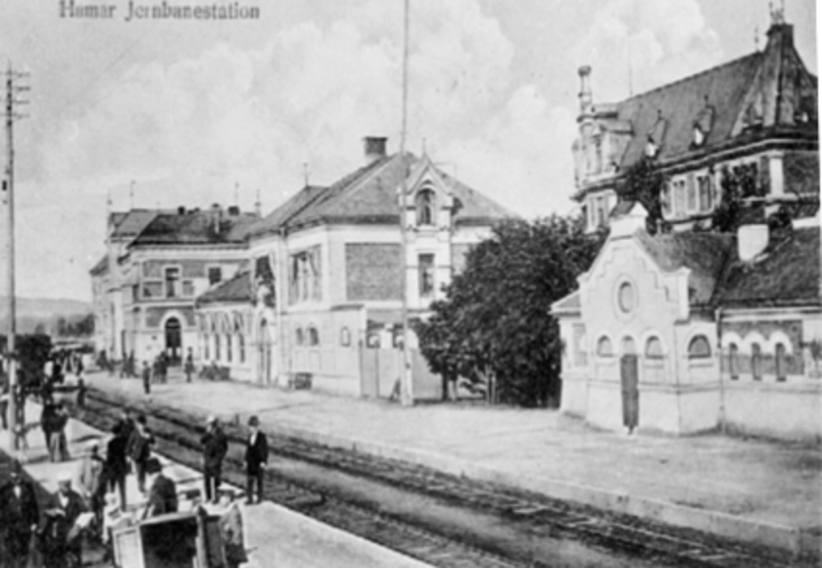 Anno Domkirkeodden, HAMAR JERNBANESTASJON, FOLK, PERRONGEN, RESTAURANTENToalettene til h. Grand hotell bak stasjonen.