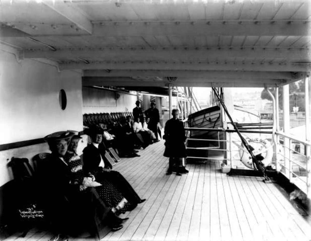 Anders Beer Wilse, Passasjerer på dekk av skipet S.S. Hellig Olav på vei fra Norge til Amerika i 1904 med utvandrere.