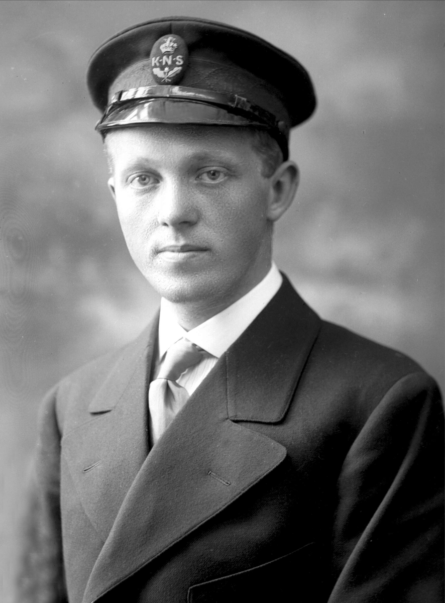 Gustav Borgen, Portrett, mann med uniformslue fra KNS. Herr Leif H Hagen.
