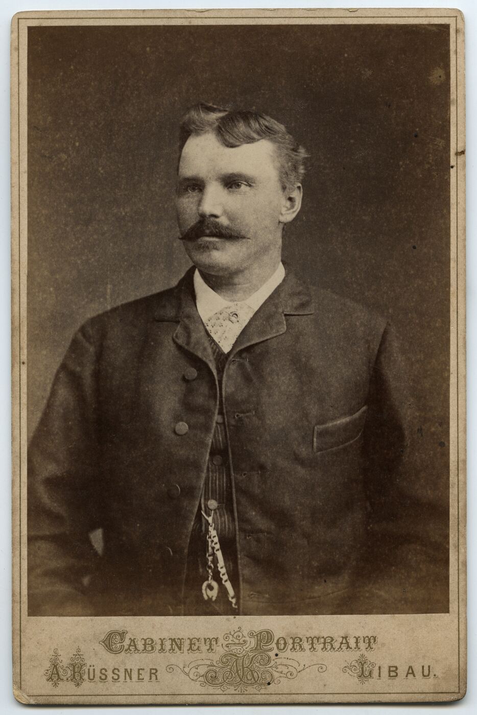 Albertas Kiusneris, Vyro portretas