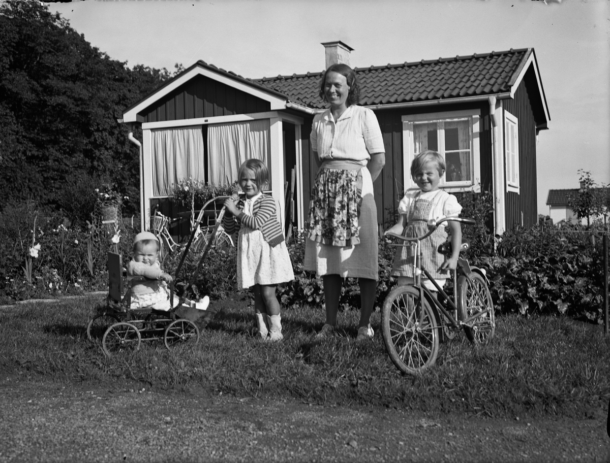 Paul Sandberg, Anna-Lisa Söderberg med barnen Marie-Louise, Maud och Ulla-Britta, Tunabergskolonin, Tuna backar