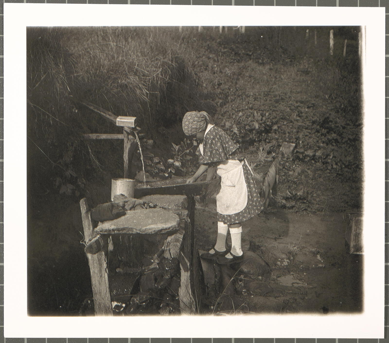 Desconegut, [Saint Hilarion. Girl washing clothes]