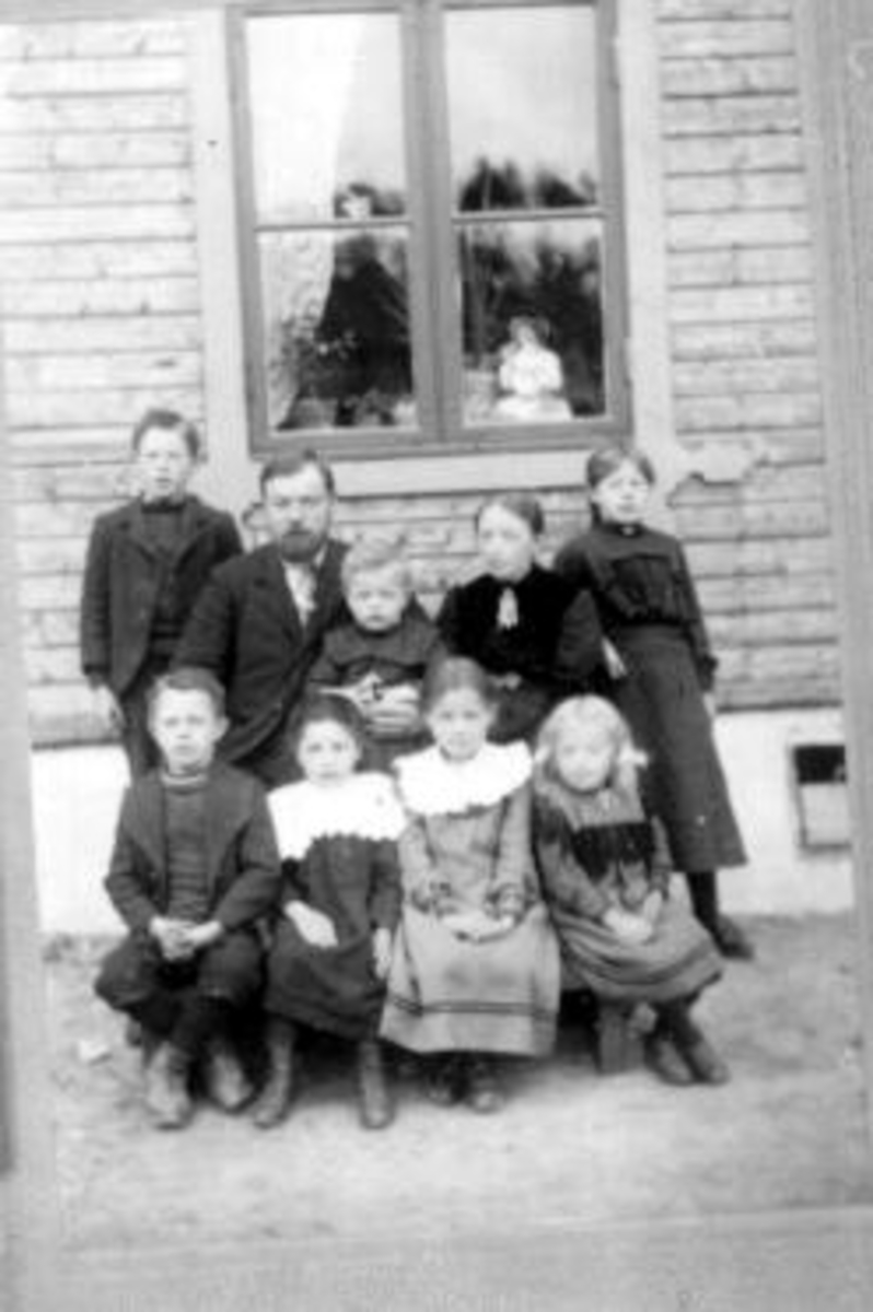 Anno Domkirkeodden, Familie Larsen i Lodviken, Helgøya. Med påskrift "En glædelig jul ønskes alle."