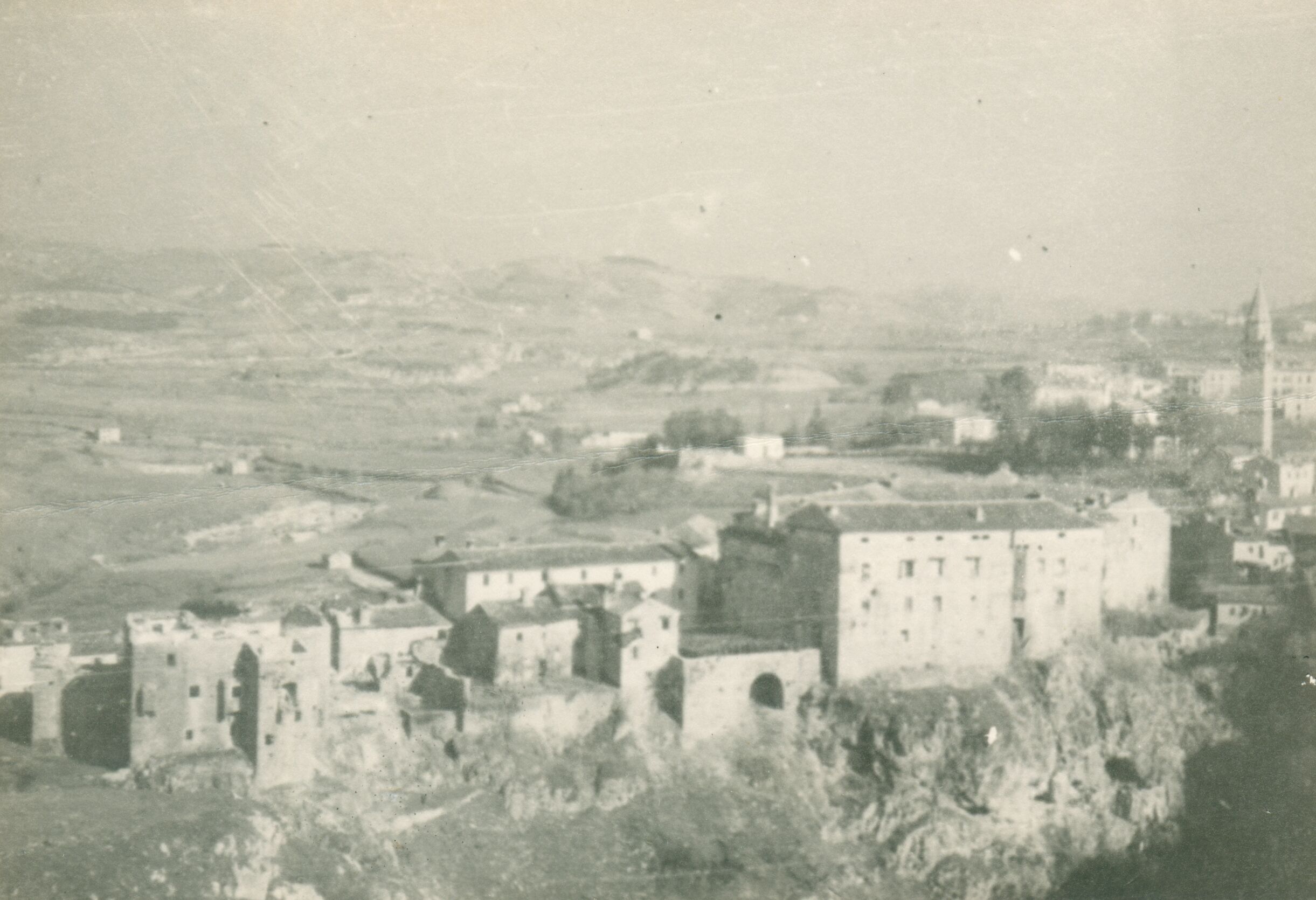 Branko Fučić, Pazin, veduta grada, sprijeda grad pazinskih knezova, lijevo palača Rapiccio, desno u pozadini zvonik župne crkve