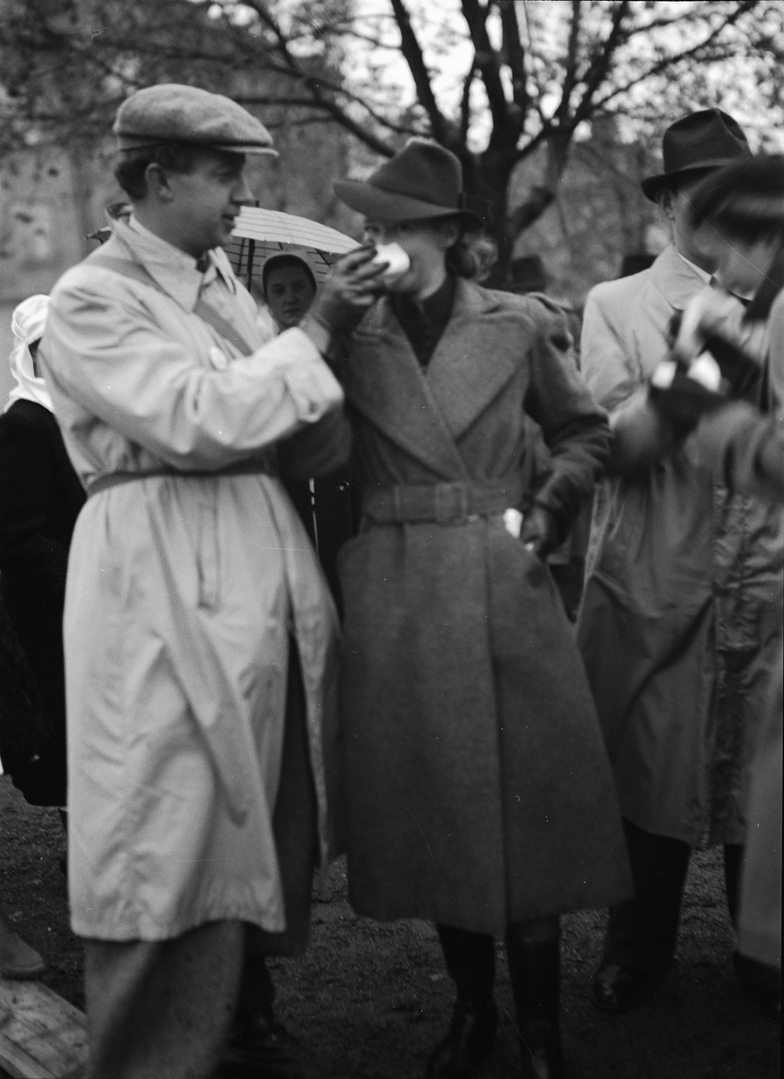 Paul Sandberg, "Överraskningsmoment satte beredskapsavdelningarna på hårda prov" - "professor Torsten Theorell behandlar en dam som utsatts för arsingas", Vaksala torg, Uppsala 1941