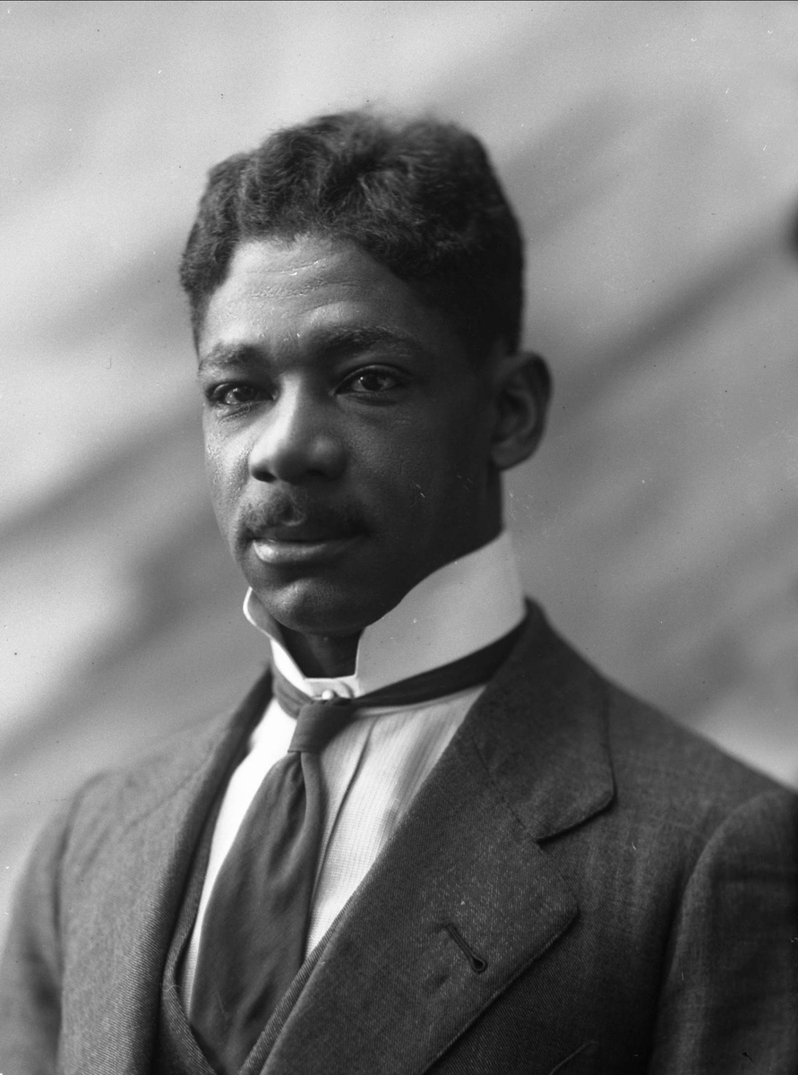 Gustav Borgen, Portrett av mann i dress. Augusto Jose Teisecina. Afrikansk opprinnelse, Sør-Amerika (?)
