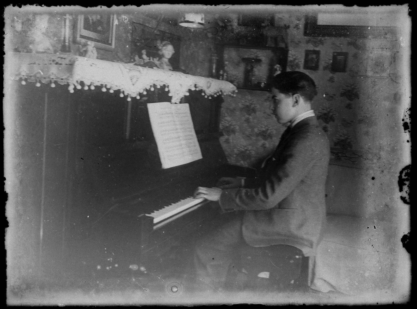 Desconegut, [Nen tocant el piano]