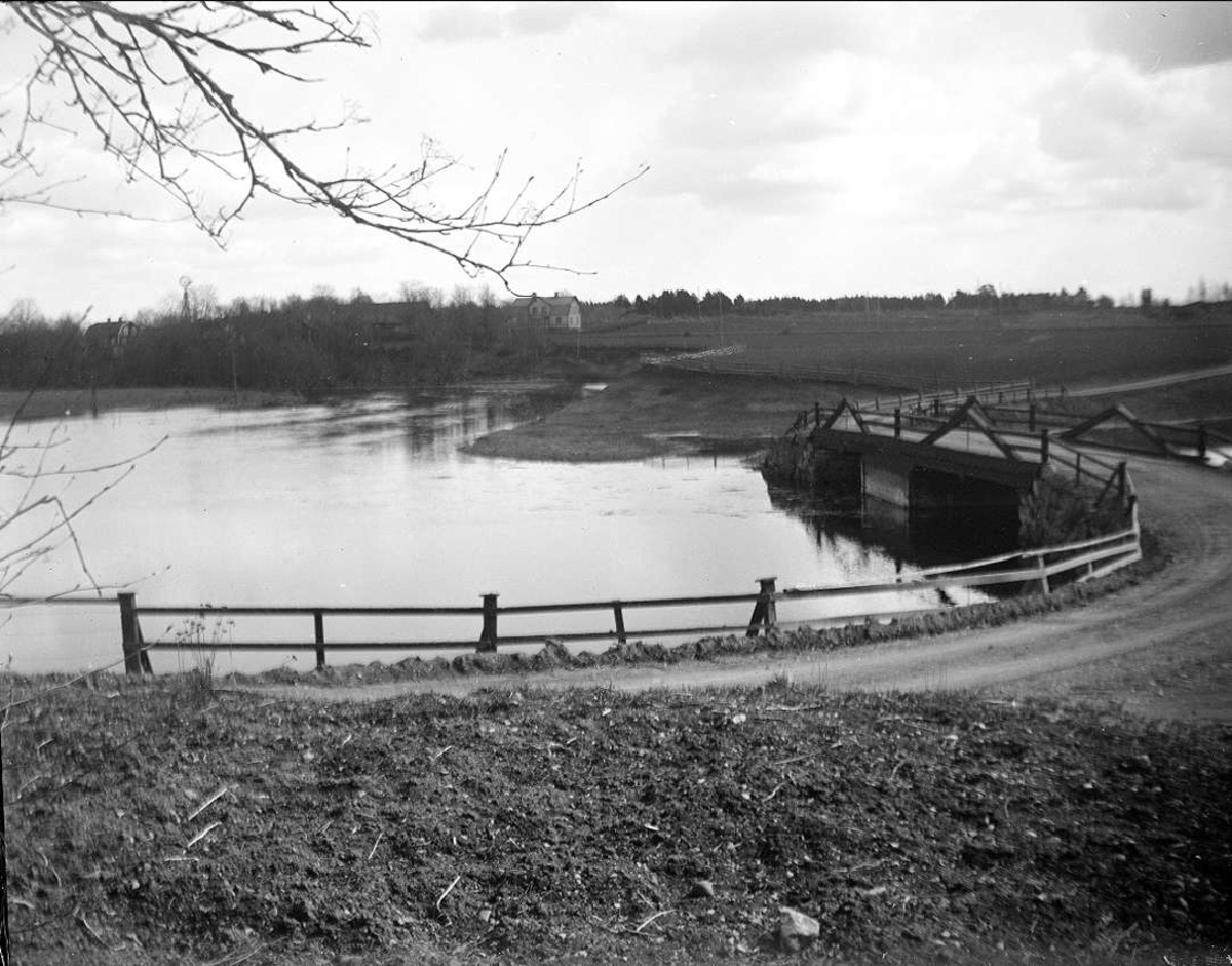 August Fredrik Schagerström, "Gamla Upsala, bron över Fyrisån nedanför Ekeby kvarn" april 1927
