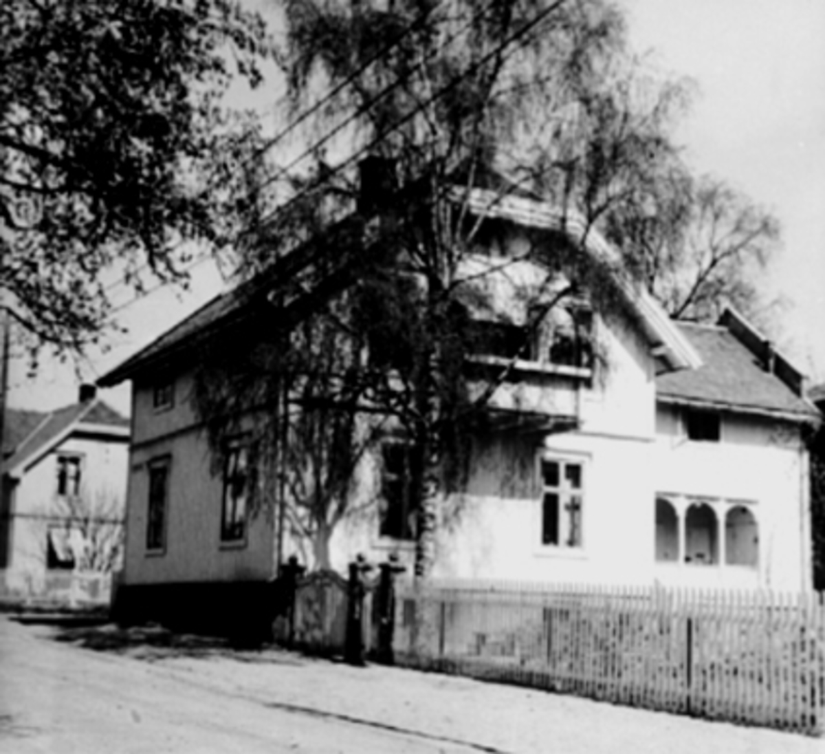 Anno Domkirkeodden, EKSTERIØR: OLE BULLS GATE 33
