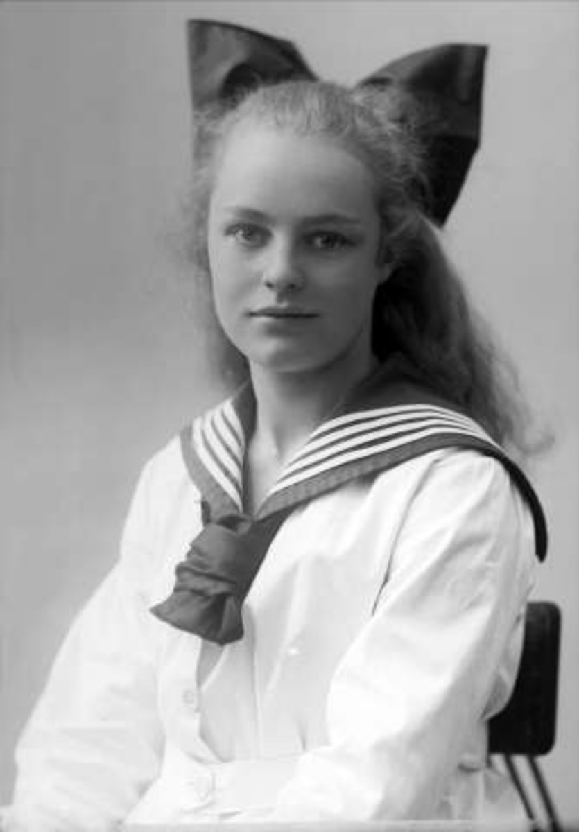 Gustav Borgen, Portrett, jente i matrosdrakt. Solveig Johnson.