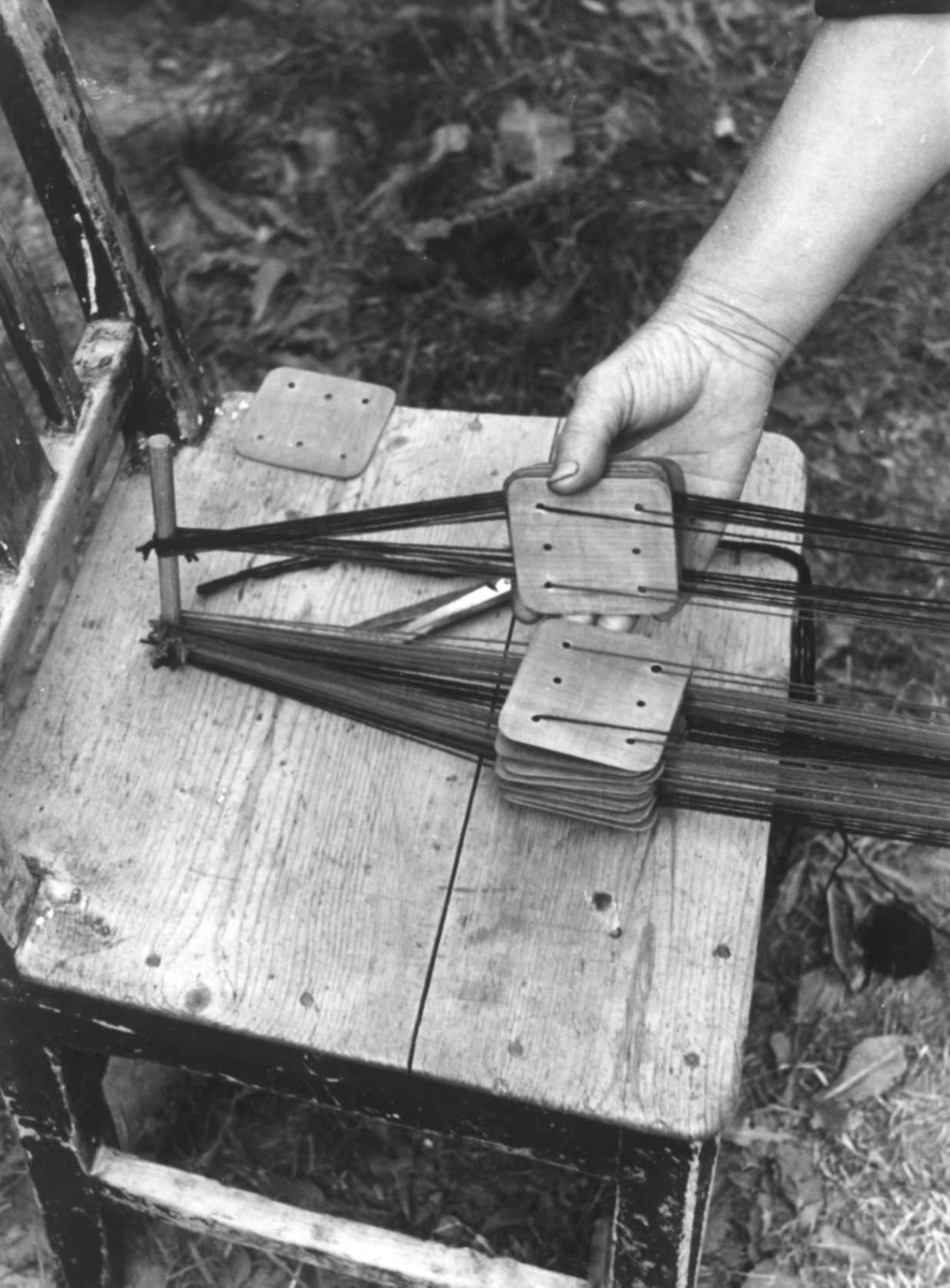 Anna Grostøl, Bø, Telemark 1940. Brikkeveving. Anne Kåsine vever hårbånd.