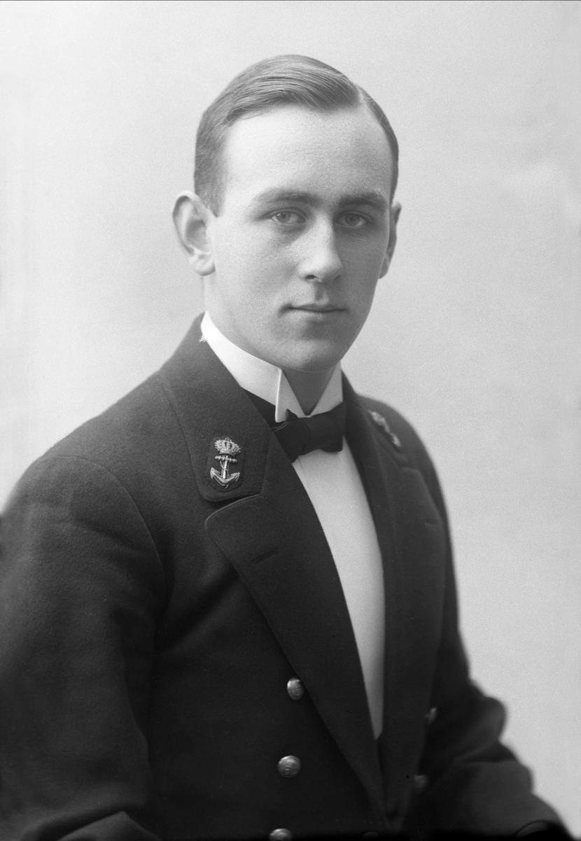 Gustav Borgen, Portrett, mann i kadettuniform.