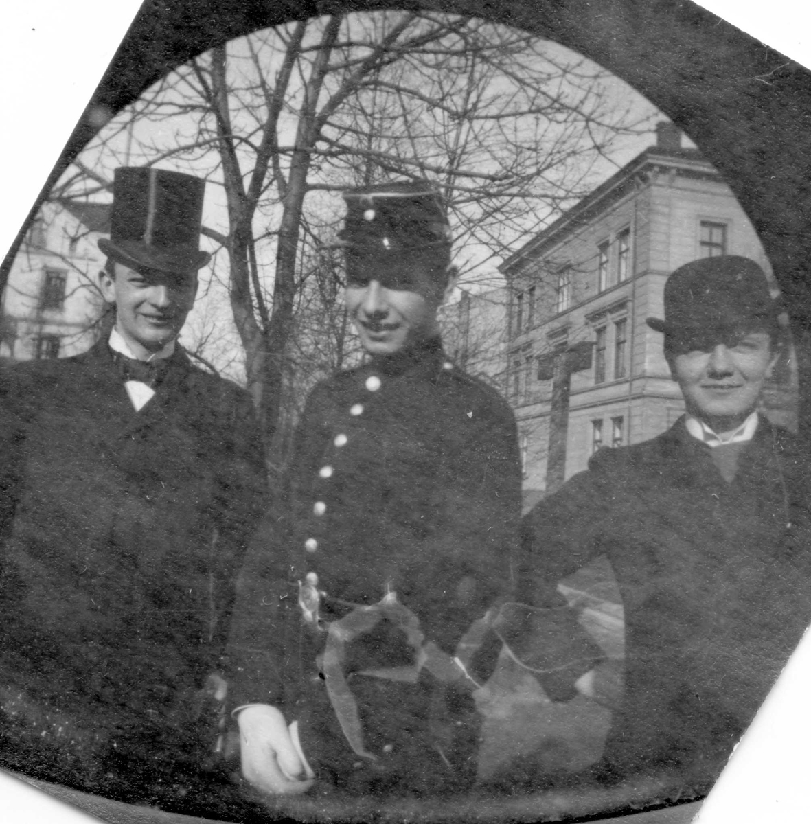 Fredrik Carl Mülertz Størmer, Tre menn i bygate, en med flosshatt og en i uniform.