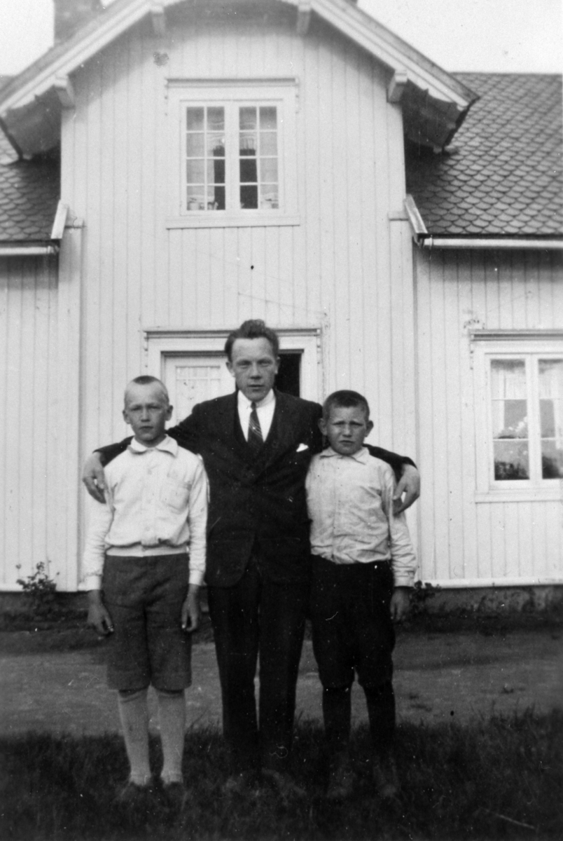 Anno Domkirkeodden, EKSTERIØR: TOMTER SKOLE, GRUPPE: 3 FORAN, ÅSVANG. Fra venstre: Gunnar Filseth (1918-1935), Ole Kristiansen Tingstad (f. 1901), ukjent.