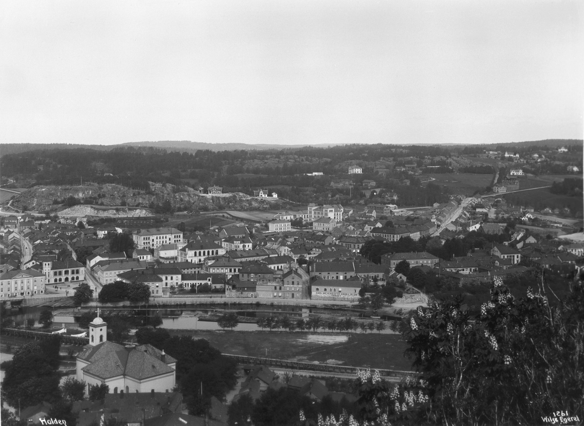 Anders Beer Wilse, Prot: Fredrikshald - Panorama fra Fæstningen 13. Juni 1902