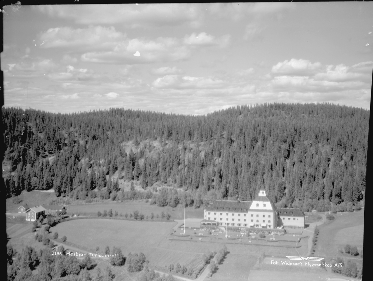 Widerøes Flyveselskap A/S, Flyfoto av Høsbjør turisthotell, Ringsaker.