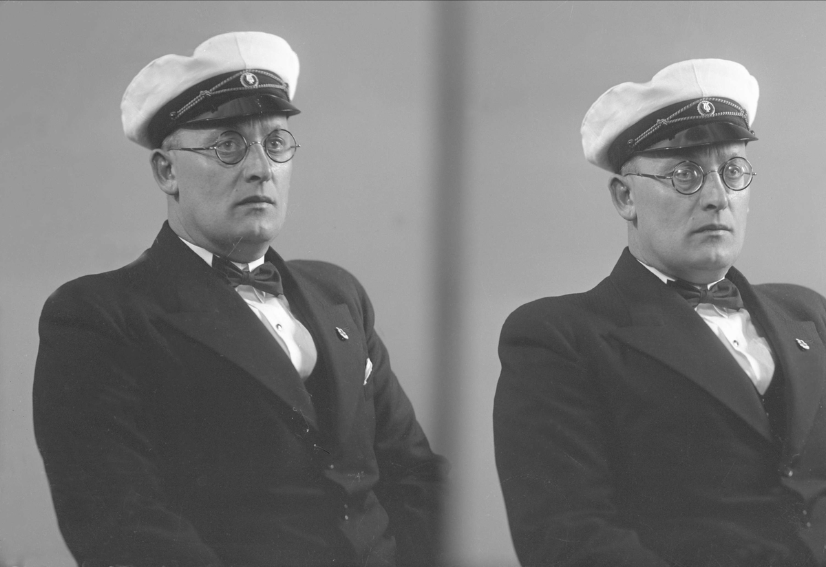 Gustav Borgen, Portrett, to eksponeringer, mann med uniformslue, musikkorps. B Magnussen.