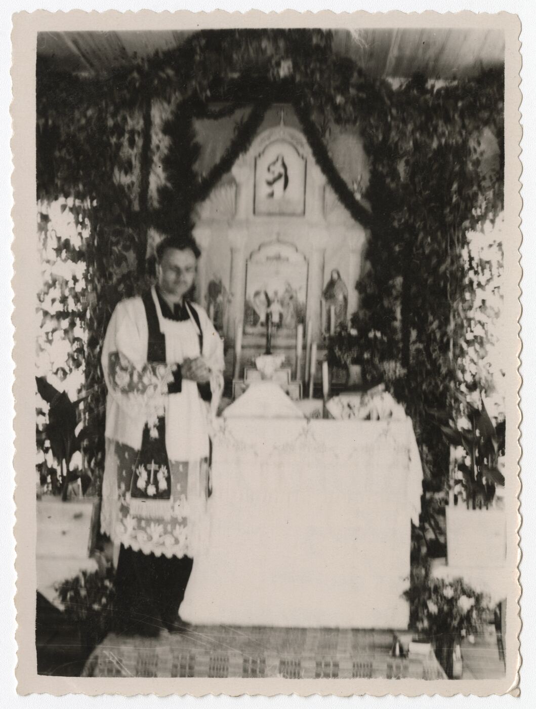Nežinomas autorius, Kunigas Izidorius Butkus laiko pamaldas