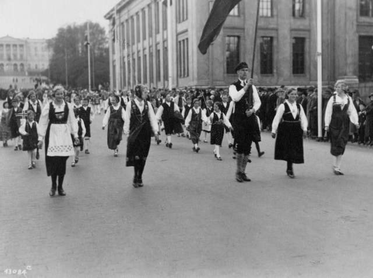 Anders Beer Wilse, 17. mai tog Oslo. Slottet i bakgrunnen