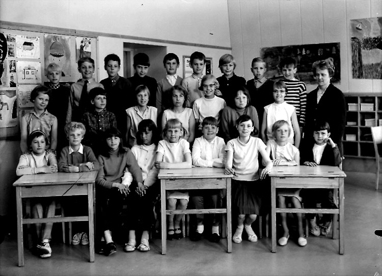 Sven Lindskog, Vasaskolan, klassrumsinteriör, 25 skolbarn med lärarinna fröken Anna Andersson. Klass 4B, sal 3.