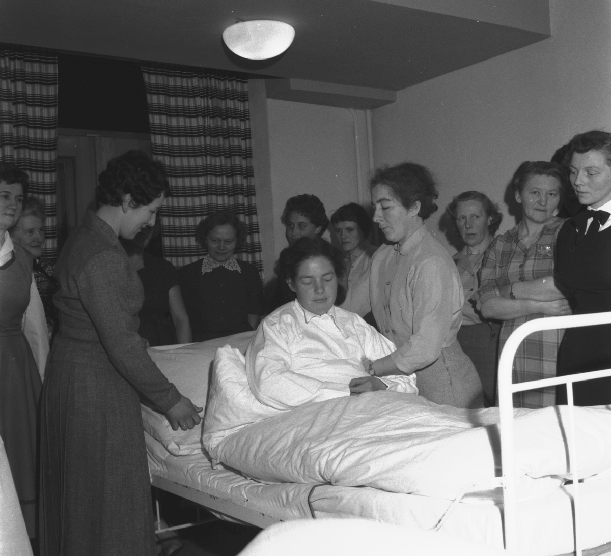 Per Magne Grue, Tynset, Sykehuset, Førstehjelpskurs, Kvinner, Dame i seng